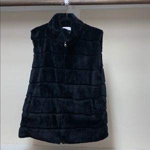 Faux fur vest with pockets by Jeans Lea.